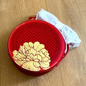 Estée Lauder cosmetic bag crossbody